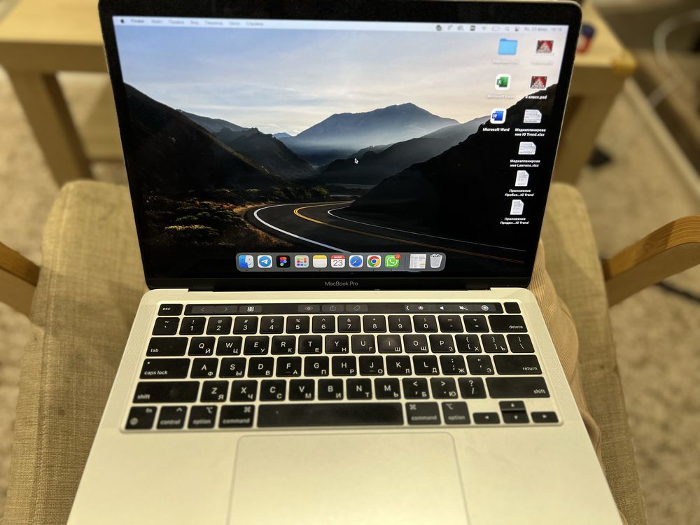 Macbook Pro M2 2022 года, 8 Гб ОЗУ. Русская клавиатура и тачбар