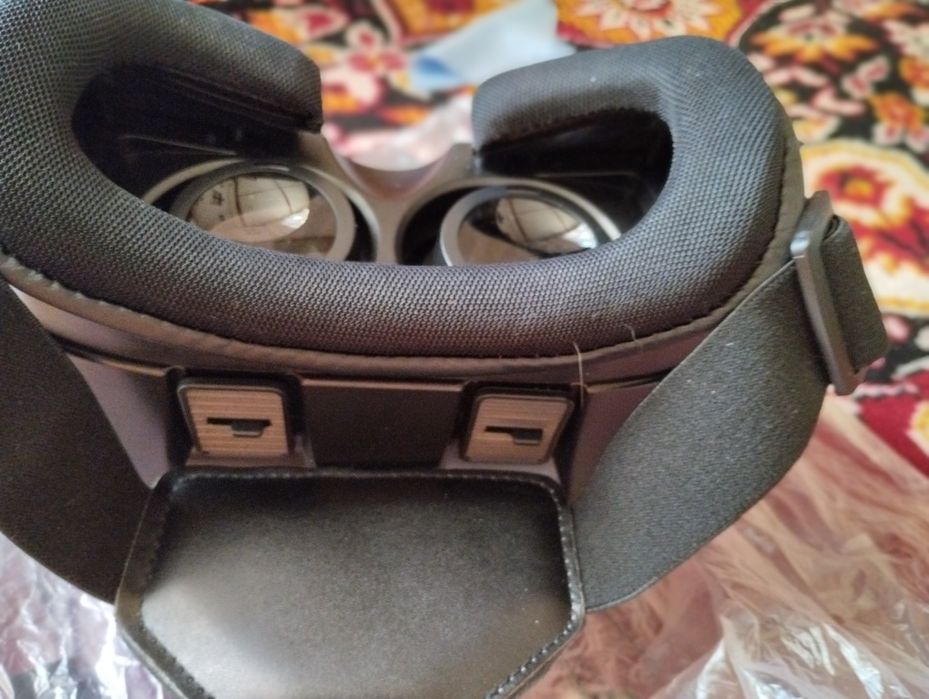 Очки виртуальной реальности.