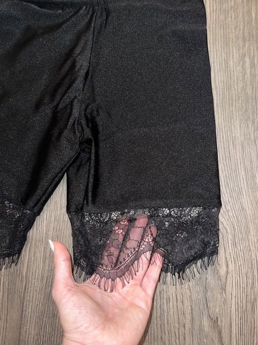 Pantaloni trei sfert cu dantela