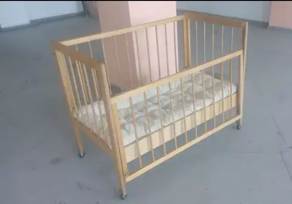 Манеж-кровать деревяный с матрасом