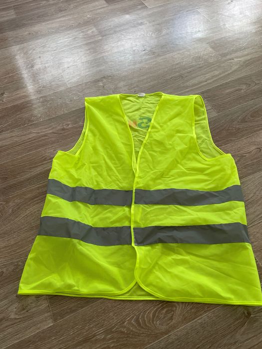 Жилет 500 тг новый