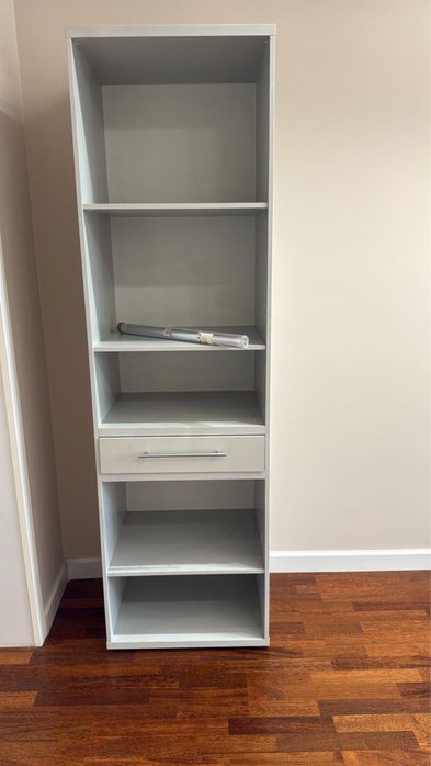 Шкаф серый.