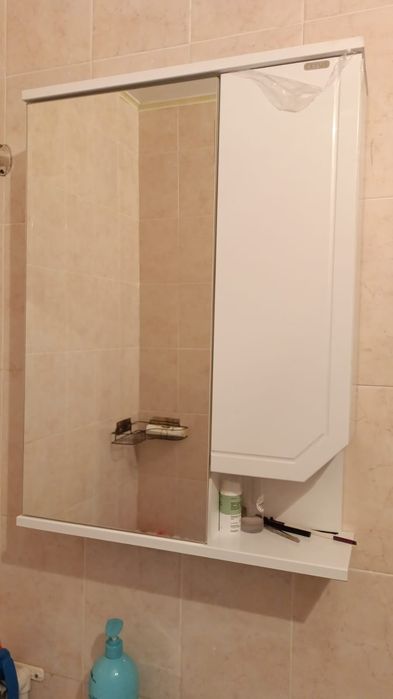 Продается полка с зеркалом в ванную