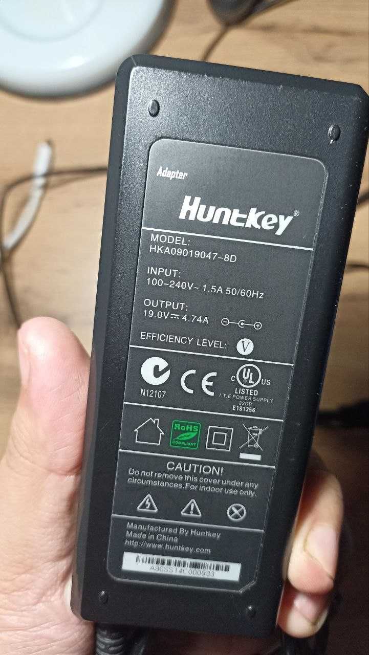 Продам универсальную зарядку для ноутбука.