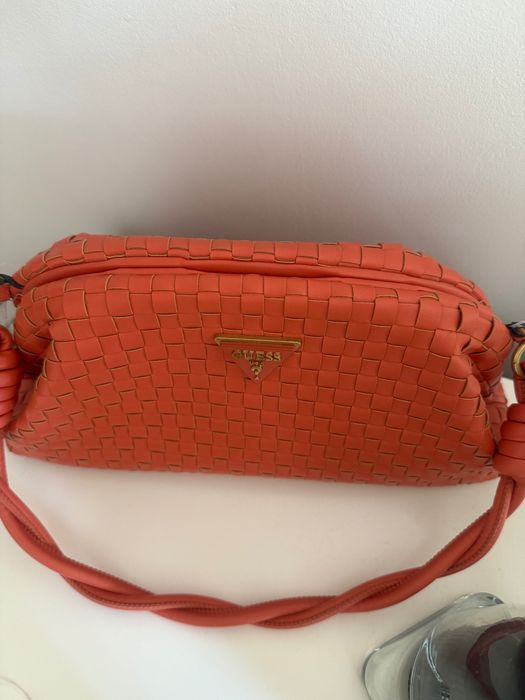 Дамска кожена чанта Guess