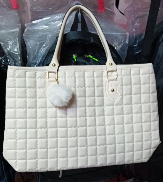 Дамска кожена чанта с пухче