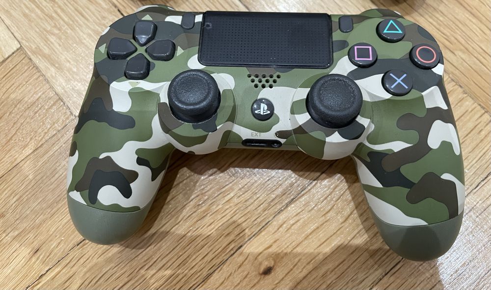 Playstation 4 PRO/PS4 PRO - 1TB с два джойстика