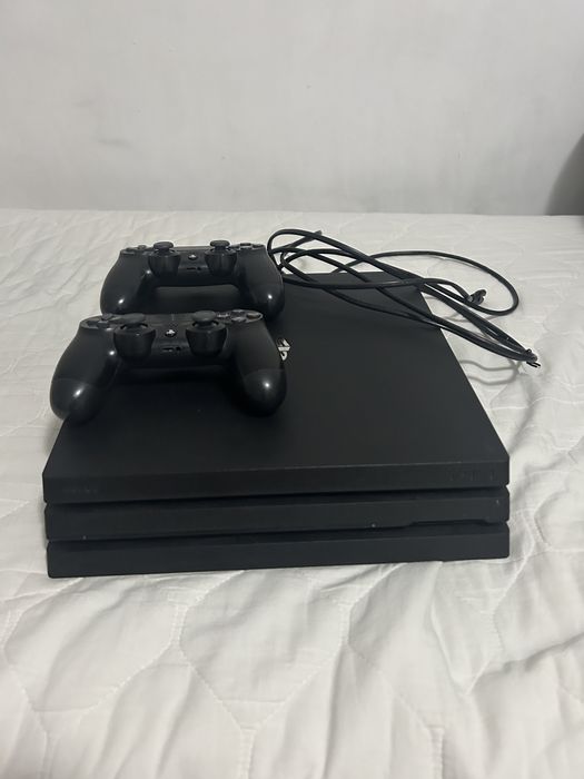 Vând ps 4 pro cu 2 controlăre