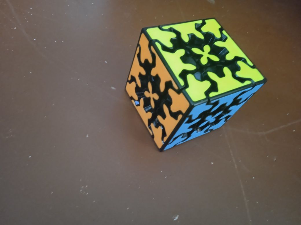 Kubik Rubik. Gear cube.