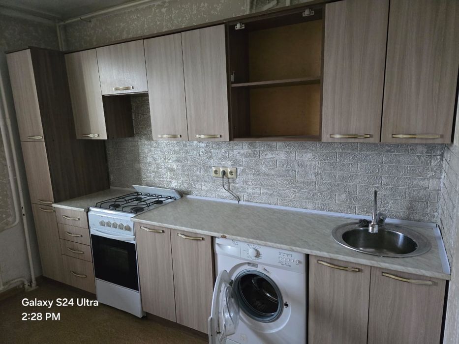 Продам кухонный гарнитур , газ плиту, стиральную машину срочно