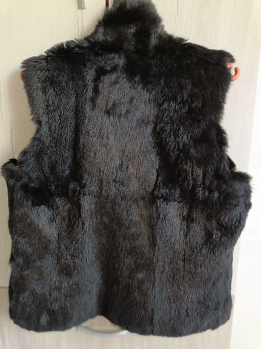 Два елека с естествен косъм. Кафявия е чисто нов.