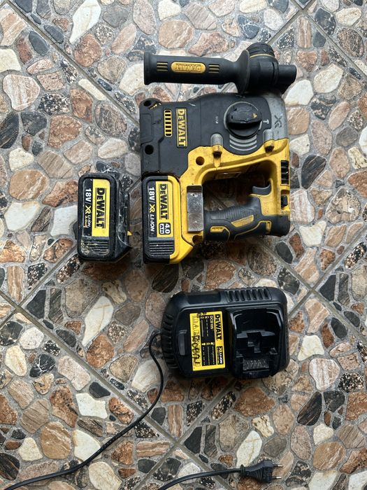 Ciocan reto-percutor Dewalt XR, Cu 2 baterii (3.0/4.0 AH) + Încărcător