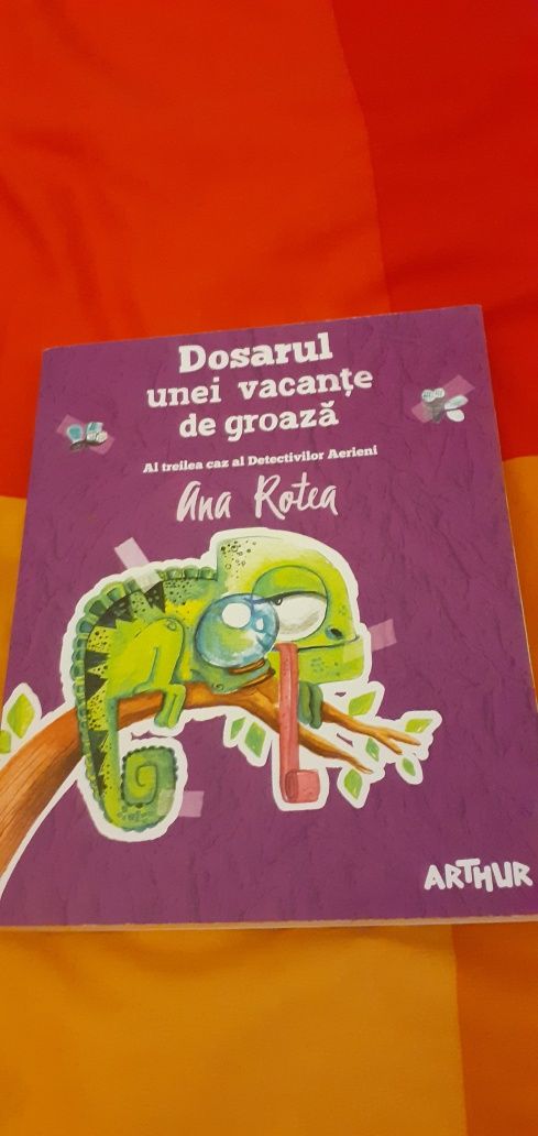 Vând cartea Dosarul unei vacante de groaza