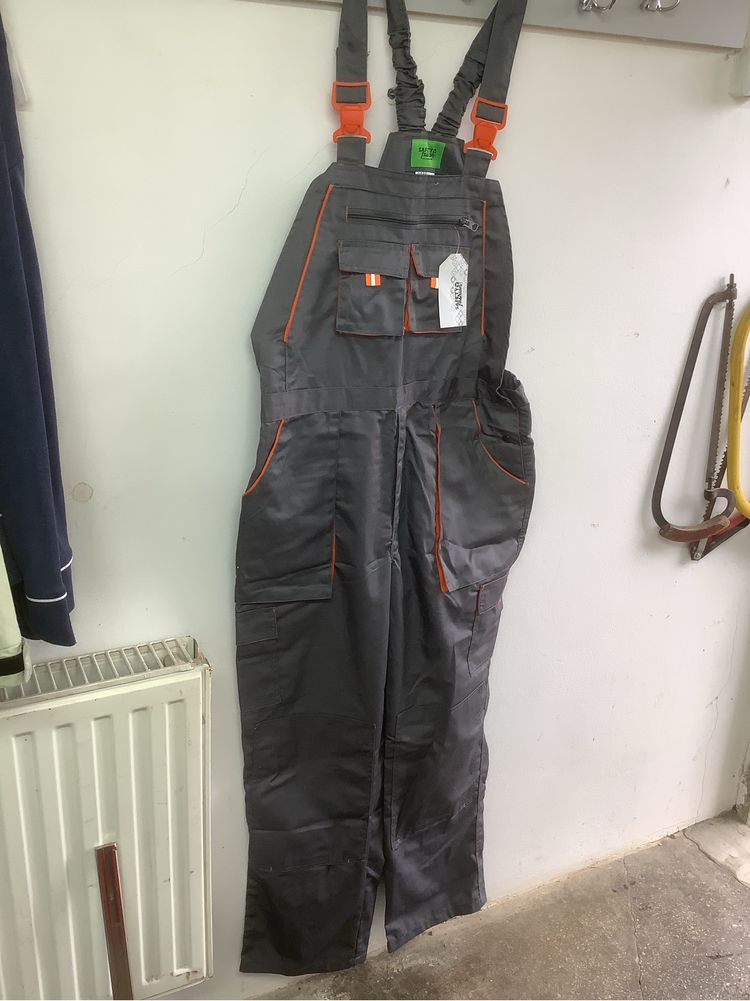 Pantaloni de salopeta si haină
