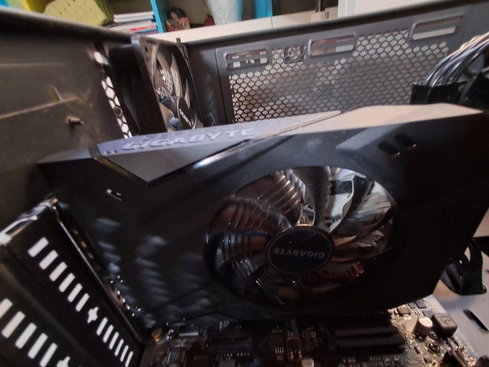 Геймърски компютър Intel i5 9400f / gtx 1650 super / 16GB RAM