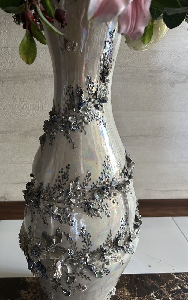 Продам вазу  ручной работы с  искусственным декором