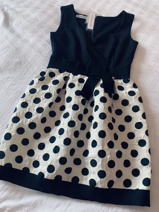 Rochie neagra, noua cu eticheta