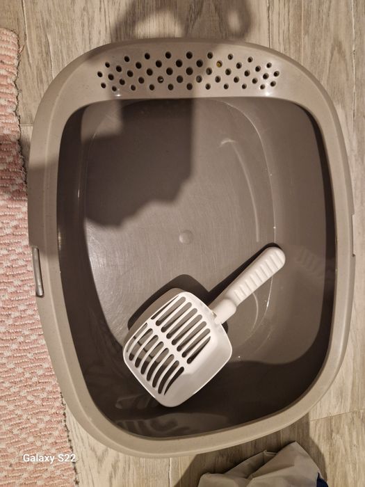 Litiera pisici, aproape noua
