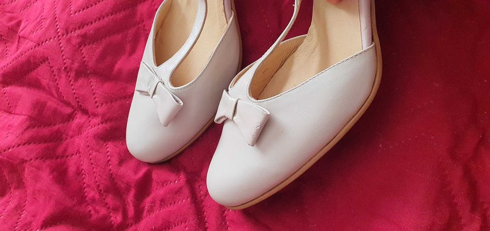 Sandale noi albe din piele- ofertă 120 ron