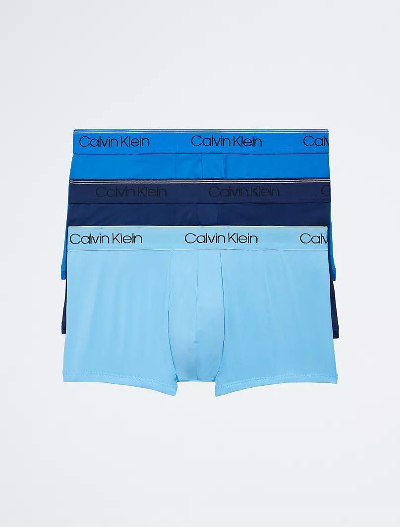 В наличии, футболки от Calvin Klein