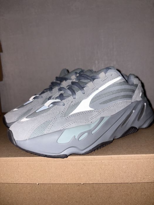 Adidas Yeezy Boost 700 V2 - Номер 38
