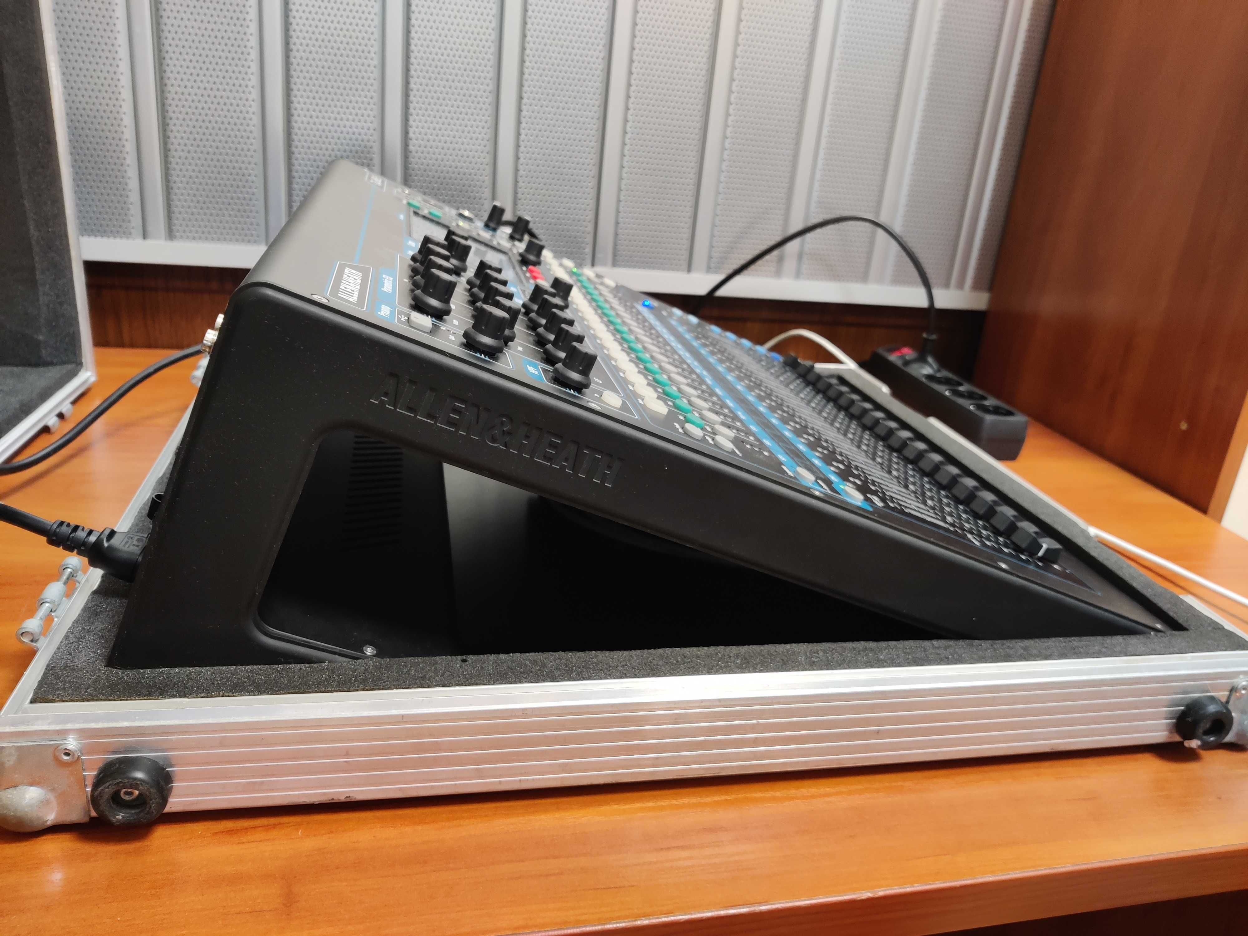 Allen & Heath Qu-16 цифров смесителен пулт с твърд кейс