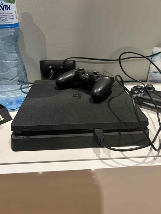Продавам PS4 с няколко игри към нея