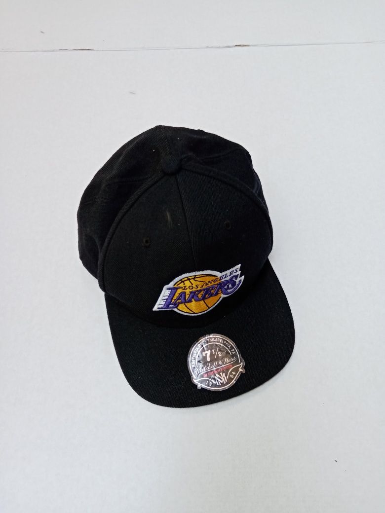 Шапка с козирка на Lakers
