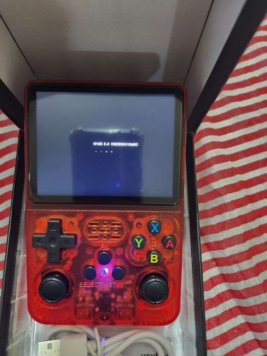 Сууупер готина ЧИСТО НОВА КОНЗОЛА R36S