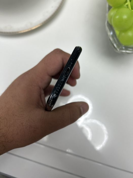 iPhone SE работает отлично не тупит