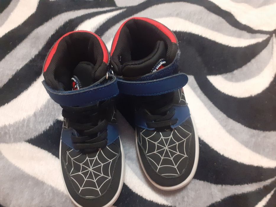 Adidași băiat de culoare neagră