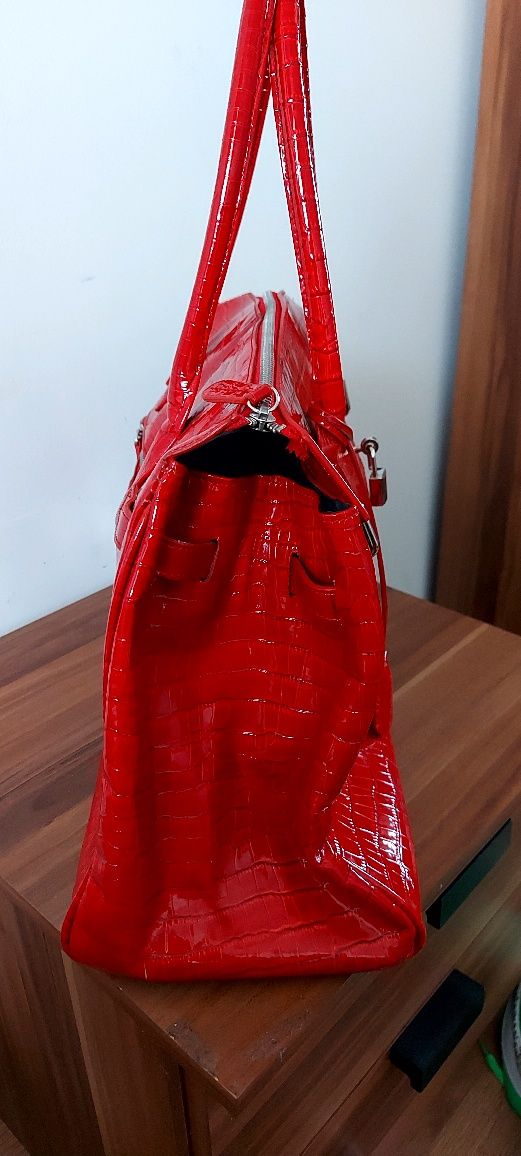 Продавам тази невероятно красива дамска чанта Dune London.