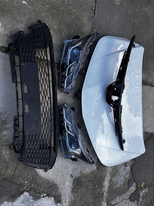 Faruri stânga dreapta capotă motor grilă toyota corolla e21.
