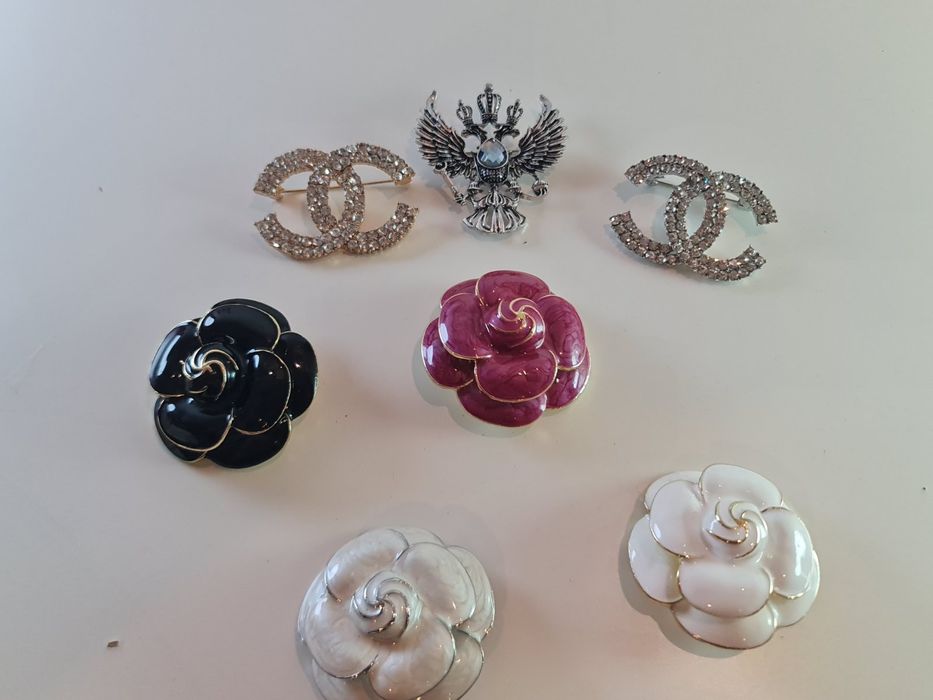 Елегнтни дамски брошки