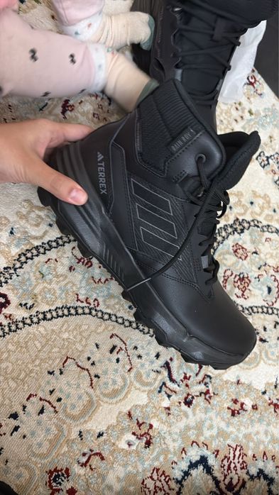Срочно оригинал  Adidas Terrex