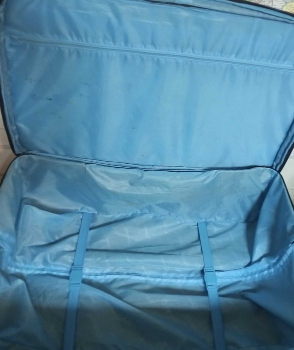 Куфар голям с дръжка на колела