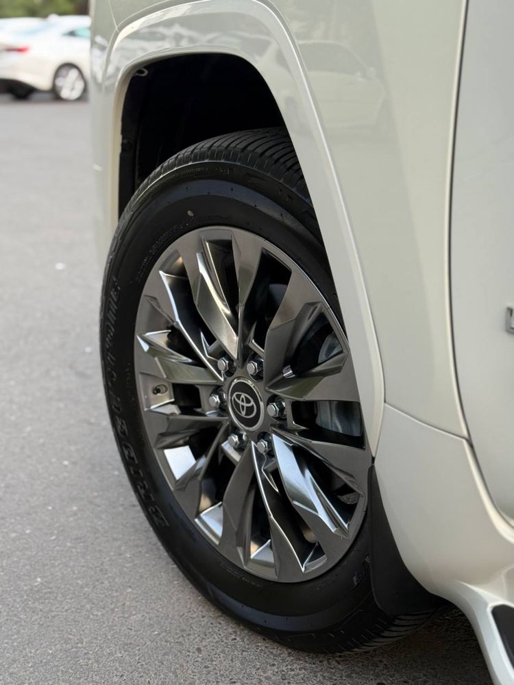 Toyota Land Cruiser 300 возможно приобрести в рассрочку