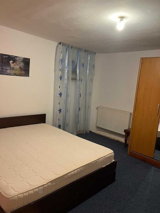 de inchiriat trei camere, casuta P+M, curte si parcare proprie