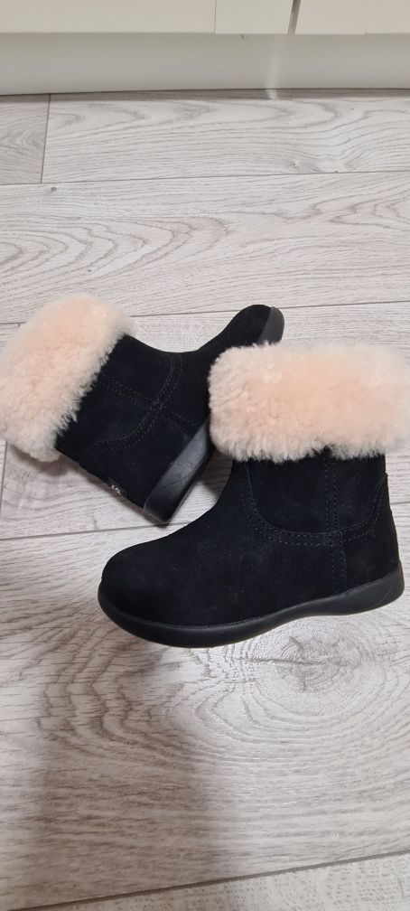 Cizmulite noi Ugg originale.