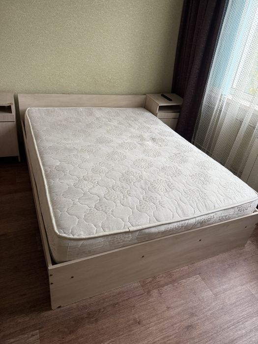 Продам кровать с матрсом и тумбочки