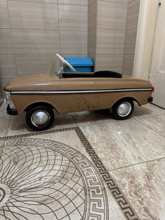 Masinuta veche cu pedale / MOSKVICH / de colectie