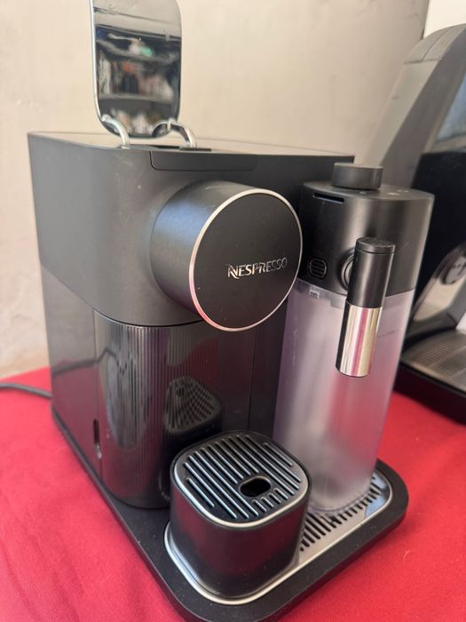 Vand 2 aparate de Cafea Delonghi Nespresso