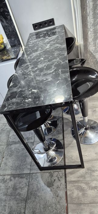 Продам барный стол со стульями