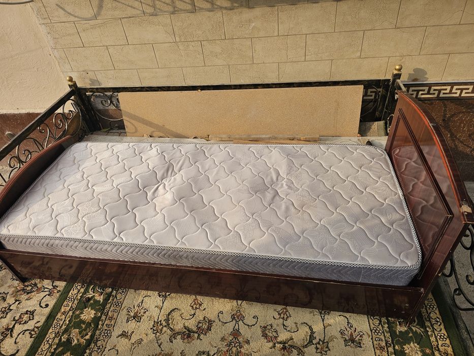 Срочно продам кроват хорошем состоянии матрас ортопедский.