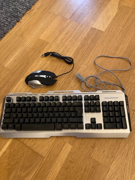 Геймърска с няколко променящи се цвята клавиатура и мишка”GAMEDIAS”