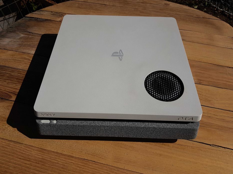 PS4 Slim 500 GB HDD plus 2 TB extern si controller