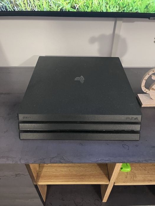 Ps4 Pro 1TB, 2 controllere, 3 jocuri fizice