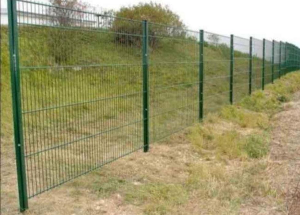 Gard metalic din plasă, în nuanțe de gri și negru, ideal pentru amenaj