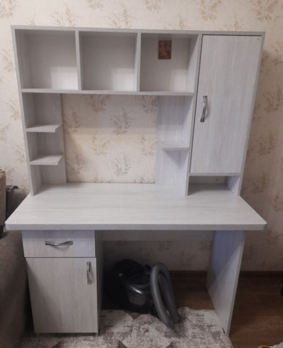 Продаётся письменный стол