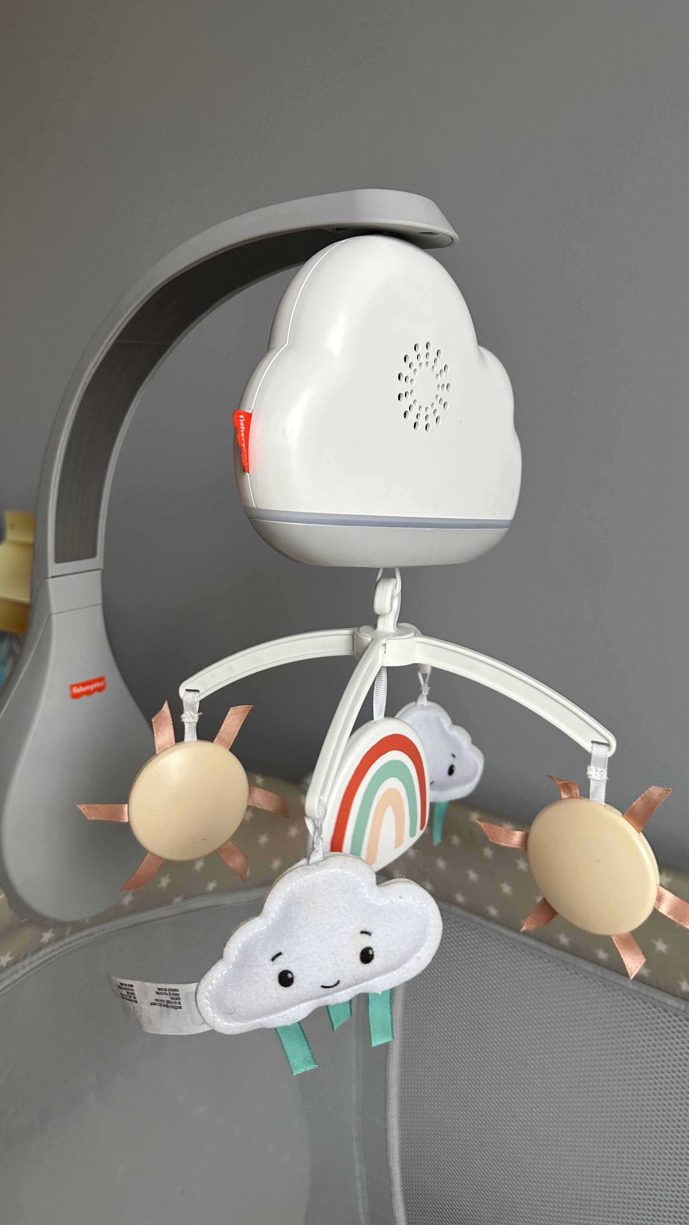 Музикалната въртележка за кошара Fisher Price